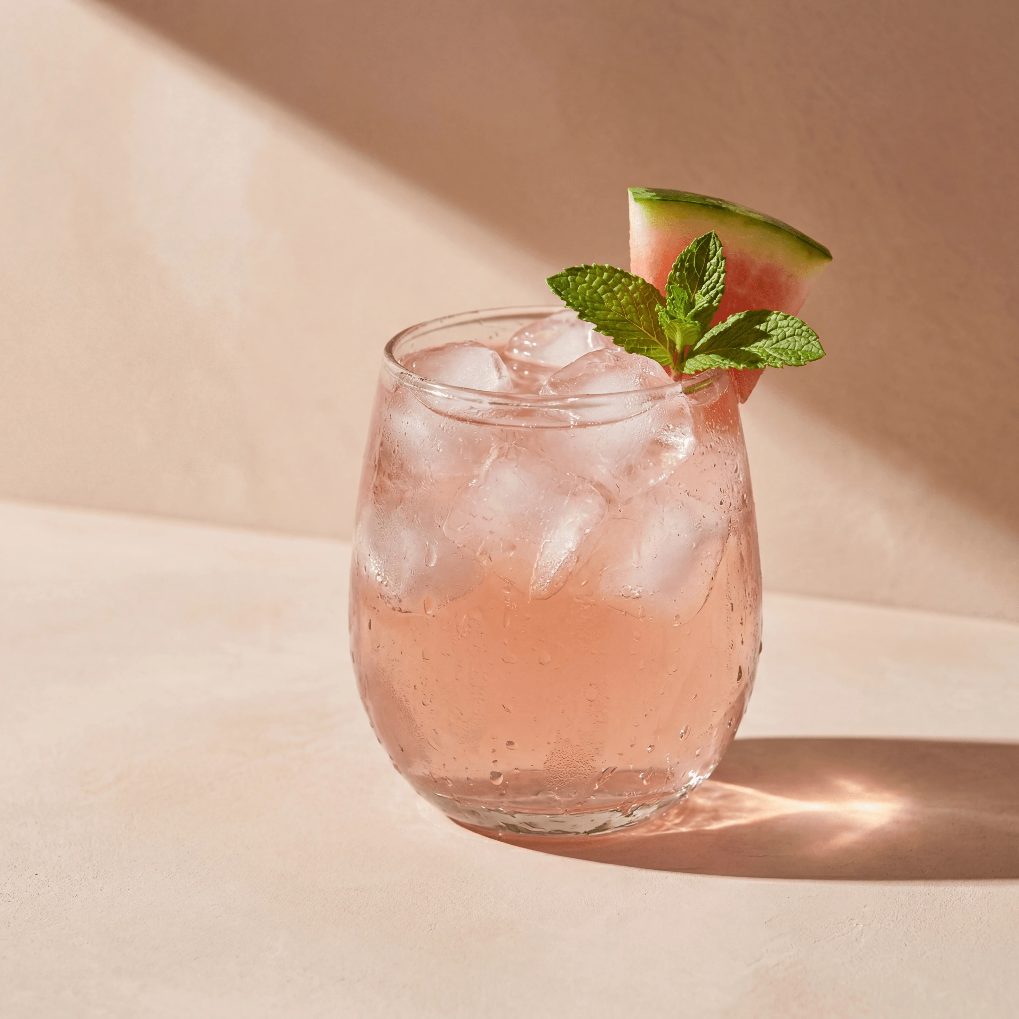 Drink vor hellem Verputz mit sanftem Glow