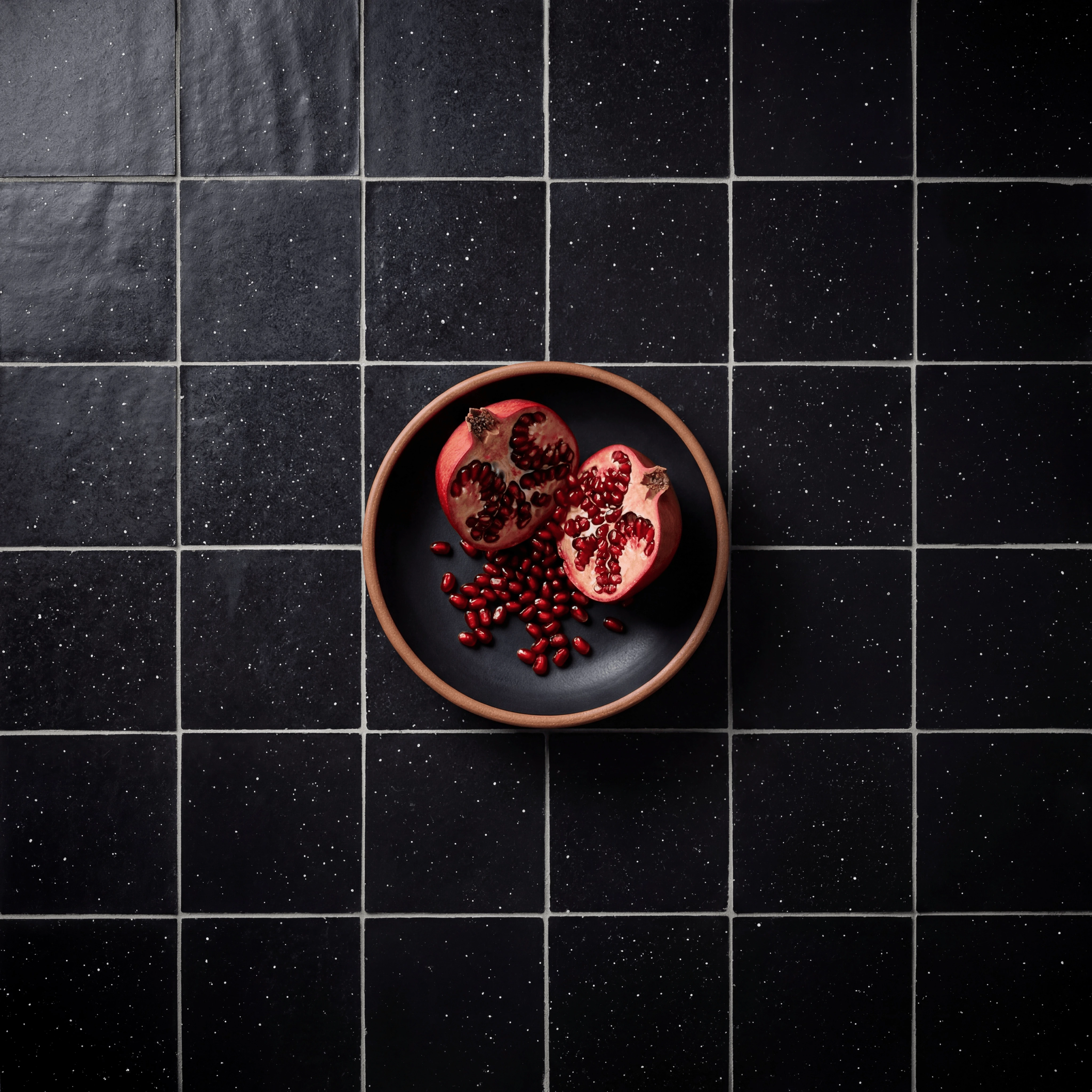 Fine Dining im schwarzen Zellige-Grid-Stil