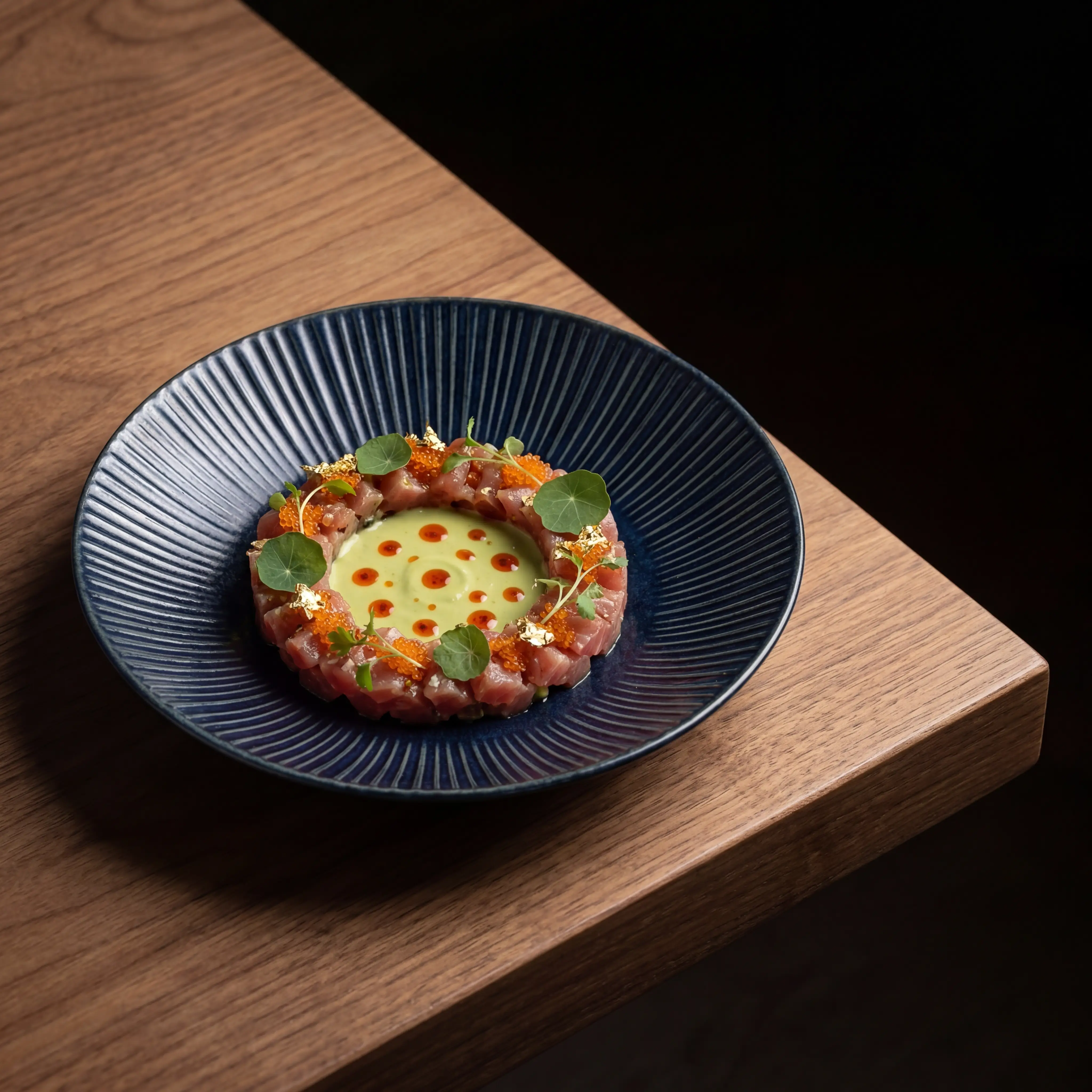 Fine Dining auf dunklem Walnussholz