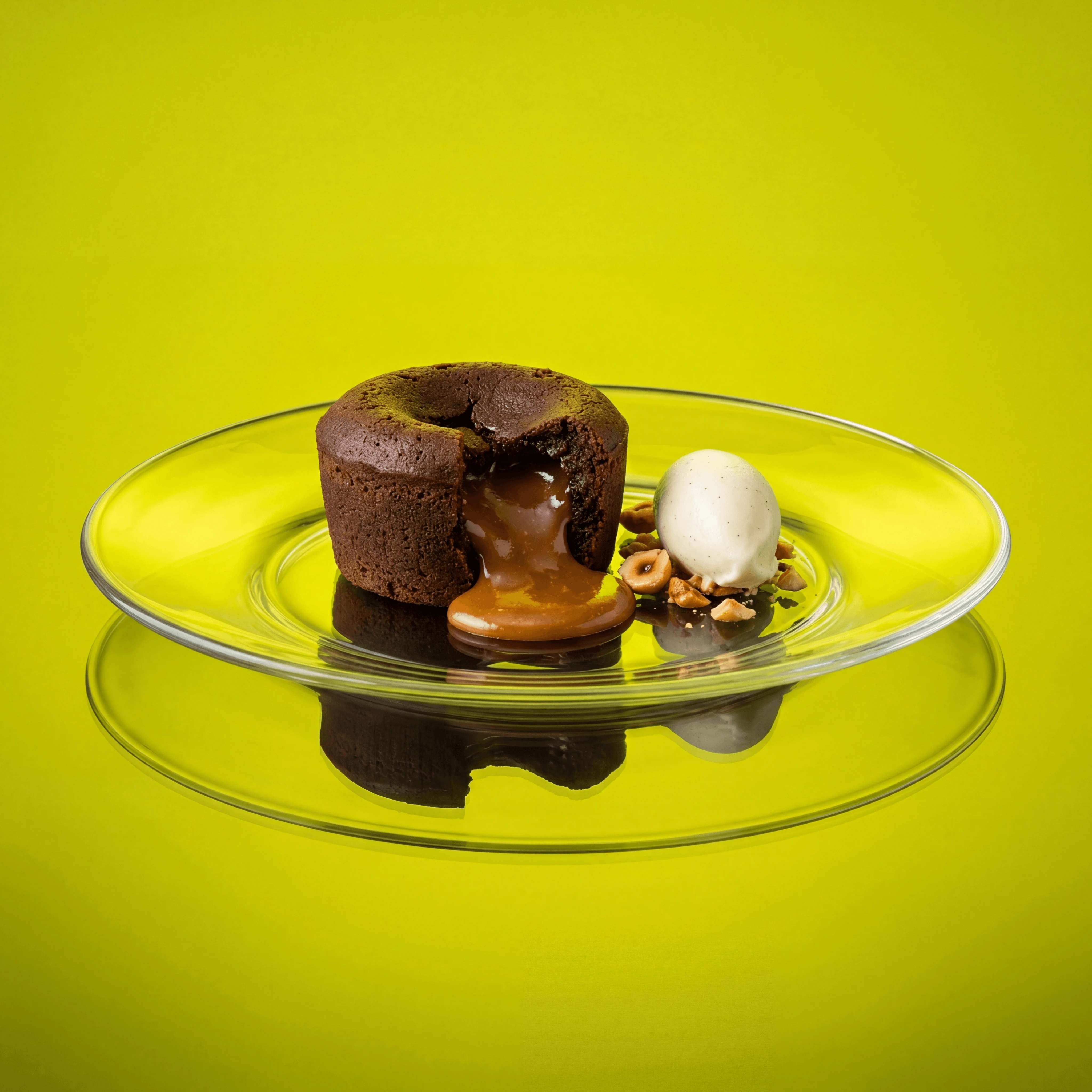 Dessert-Highlight auf Chartreuse-farbenem Hintergrund