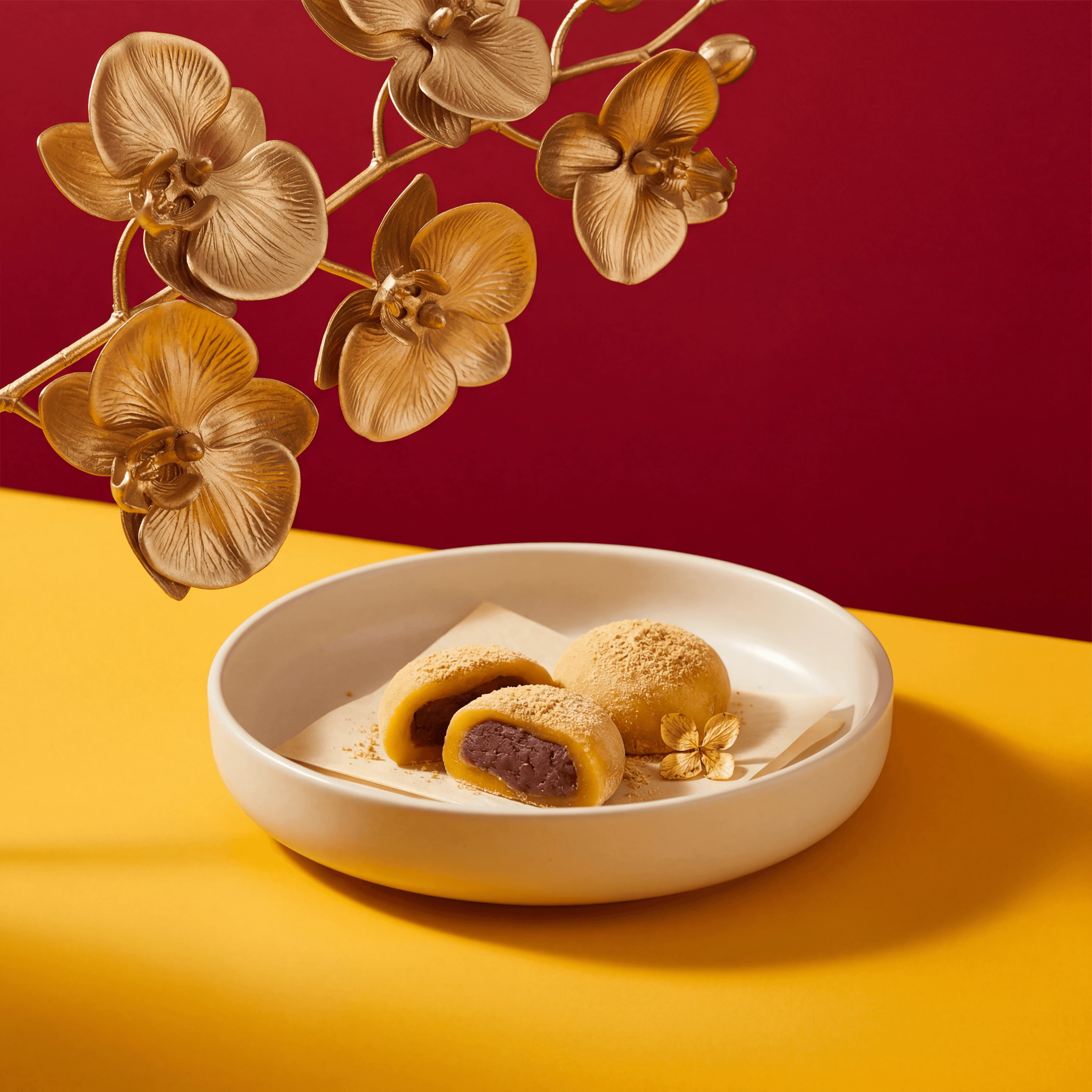Festliches Food-Arrangement in Rot und Gold